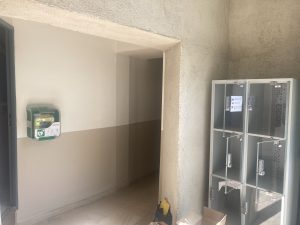 Défibrillateur installé dans un boîtier mural intérieur