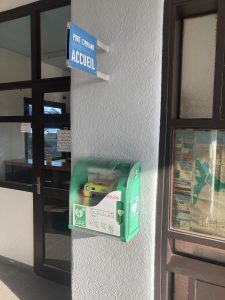 Défibrillateur installé dans un boîtier mural à l'entrée d'un bâtiment