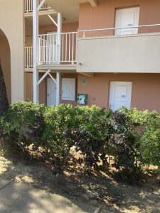 Défibrillateur installé en extérieur dans une résidence