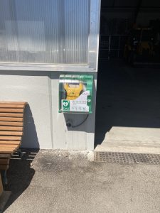 Défibrillateur installé en extérieur dans un boîtier de protection