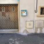 Défibrillateur installé en extérieur sur la façade d'un bâtiment