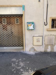 Défibrillateur installé en extérieur sur la façade d'un bâtiment