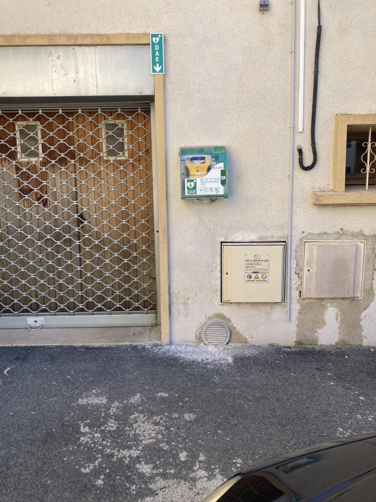 Défibrillateur installé en extérieur sur la façade d'un bâtiment